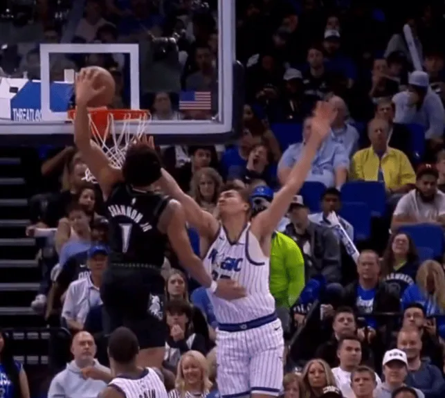 天博体育-香农径直杀入禁区，直接起飞上演炸裂隔人劈扣